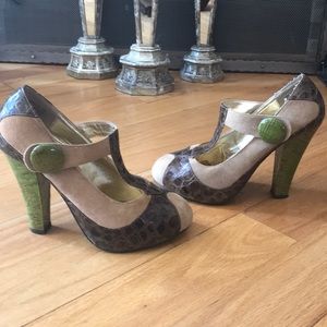 Naughty monkey pumps